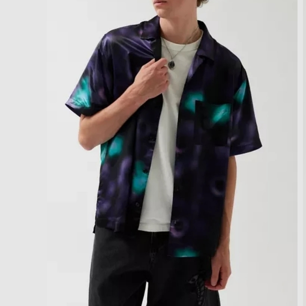 UO Men's Abstract Pattern Satin Short Sleeve Button-Down Shirt Black Purple L